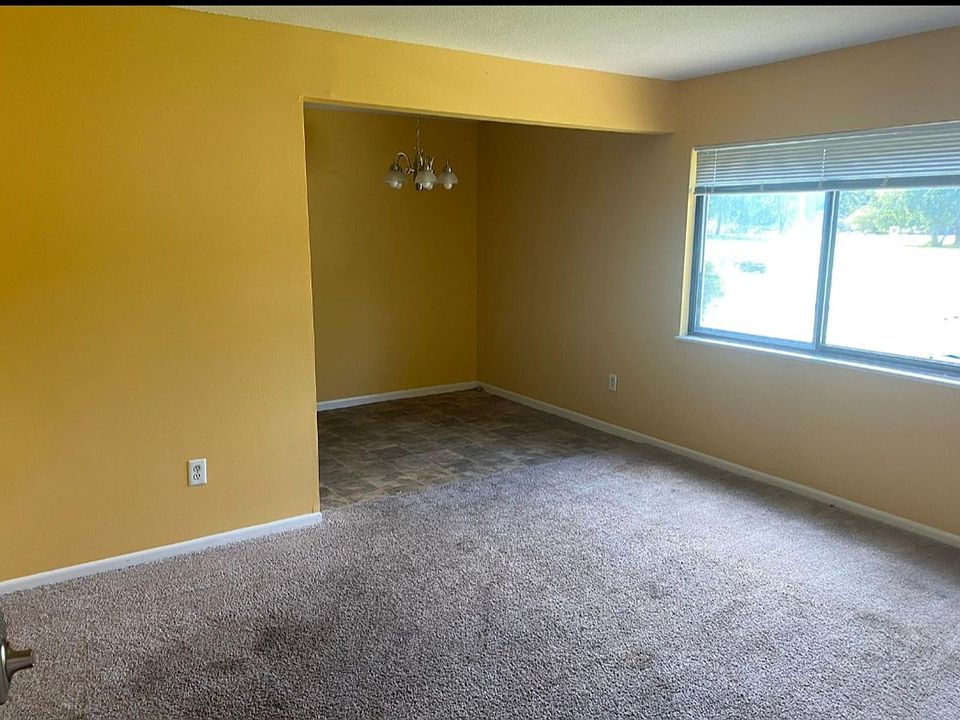 1st image of 213 S Ivy Ln