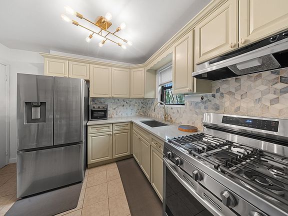 3rd image of 564 Shepherd Ave