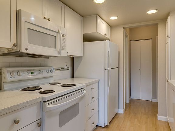 4th image of 10410 NE 32nd Pl APT D204