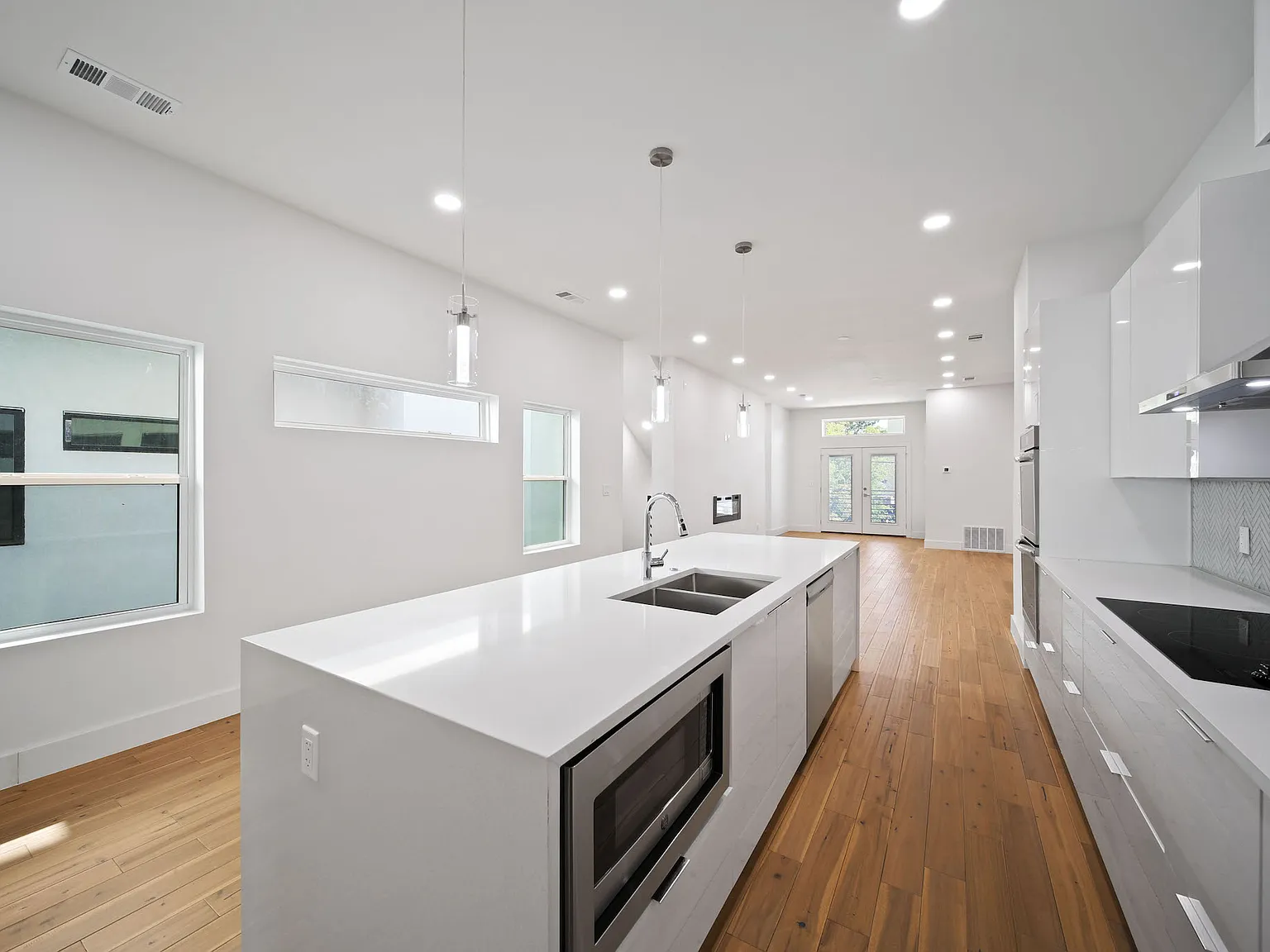 4 bed, 2550 sqft, $3,700 — Photo 4