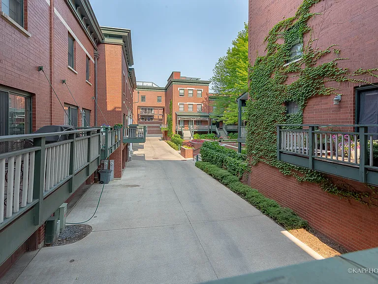 1016 W Monroe St — Photo 11