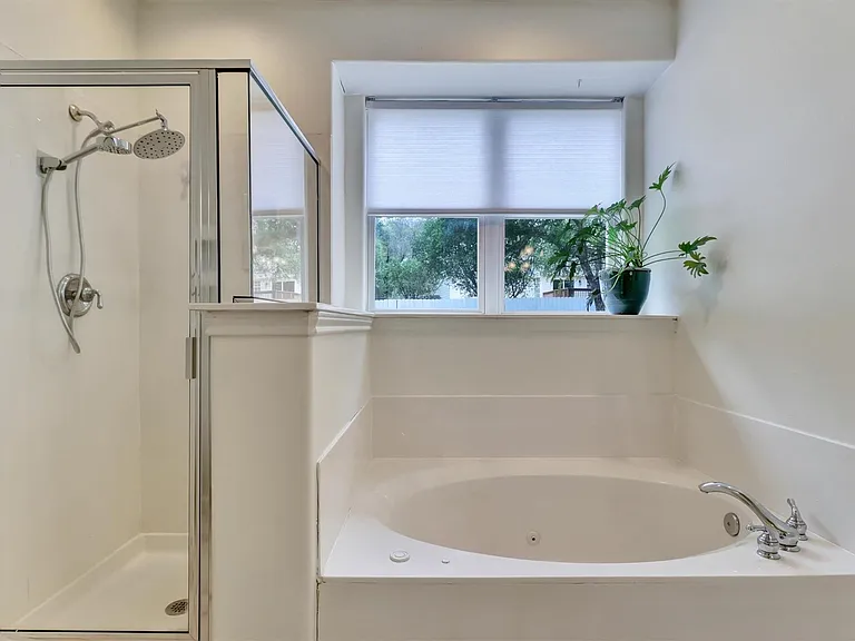 203 Dunkeld Dr — Photo 25