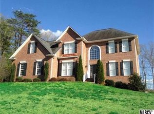 87 Edgewater Rd, Hickory, NC 28601