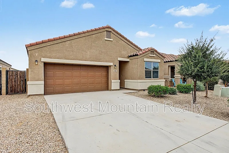 3 bed, 2.0 bath, 1650 sqft, $1,895 — Photo 2