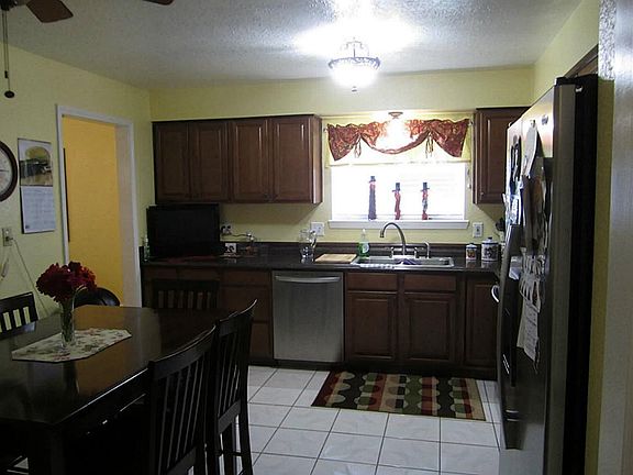 BEAUTIFUL UPGRADED KITCHEN. STAINLESS APPLIANCES