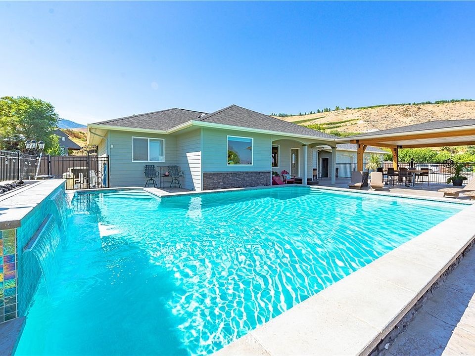 What a  splash of an opportunity found here to have your own oasis ~