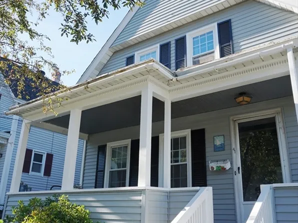 47 10th St, Lowell, MA 01850