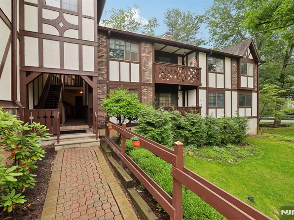 1907 Faulkner Ct, Mahwah, NJ 07430