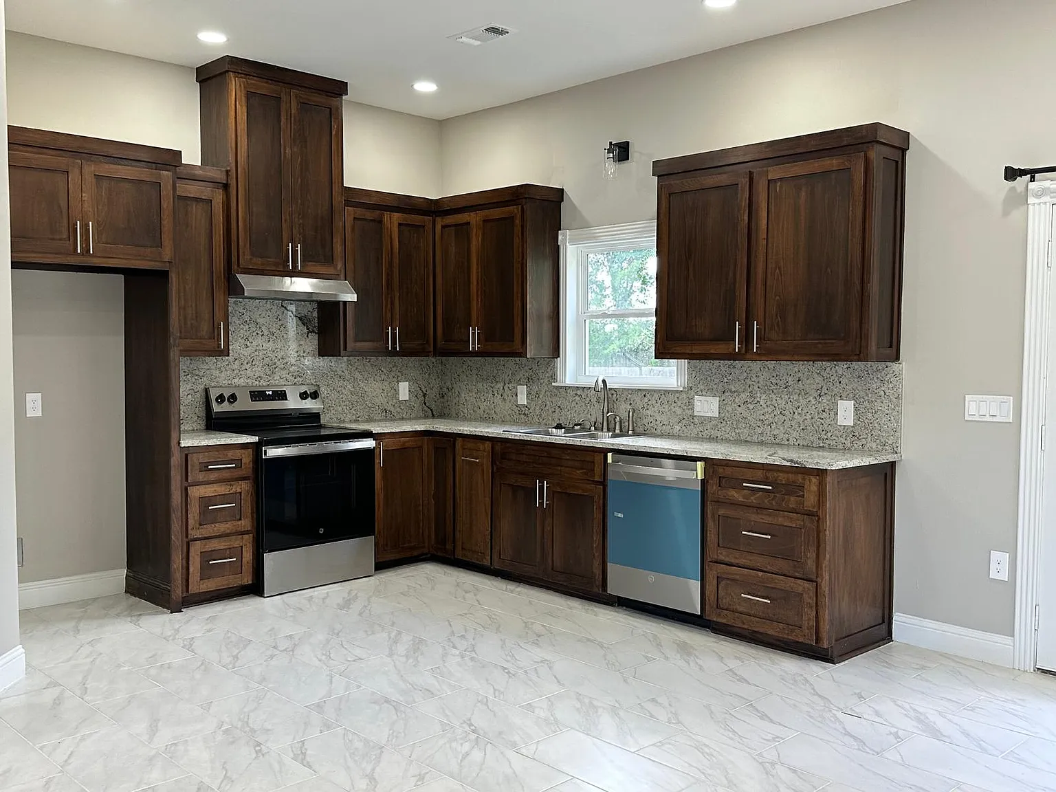 3 bed, 2000 sqft, $2,000 — Photo 2