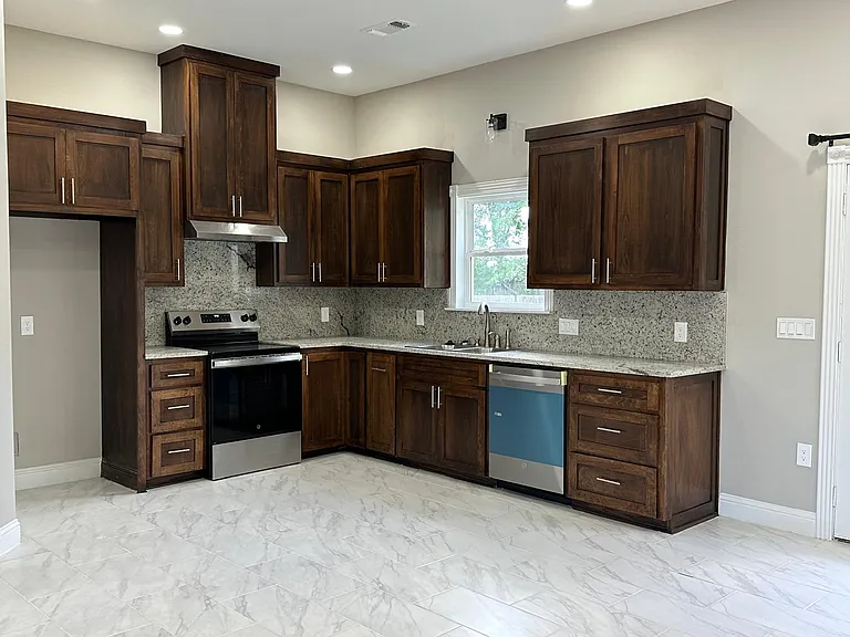 592 E Main St — Photo 1