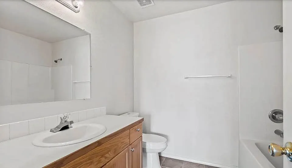 3 bed, 1259 sqft, $1,895 — Photo 2
