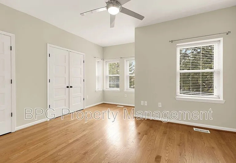 1027 7th St NE — Photo 12