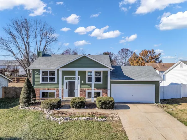 2303 Longmont Dr, O'Fallon, MO 63368
