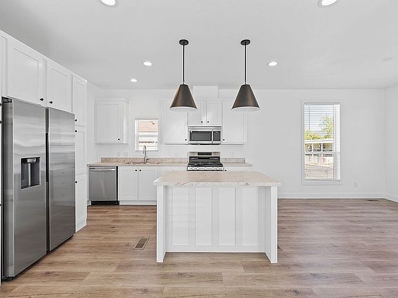 4th image of 24 Crown Point Dr