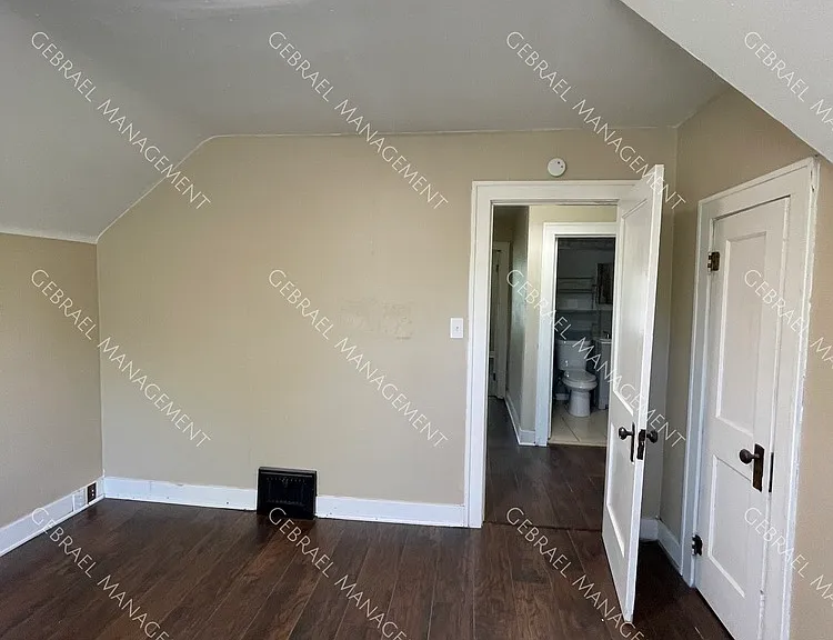 916 Perry St — Photo 17