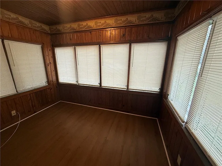 120 Paris Ave — Photo 11
