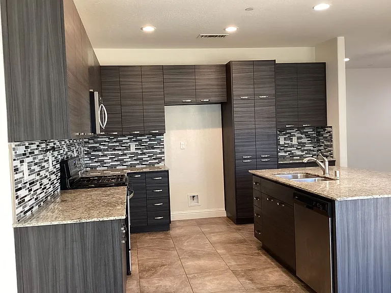 814 S Bliss Ave — Photo 6