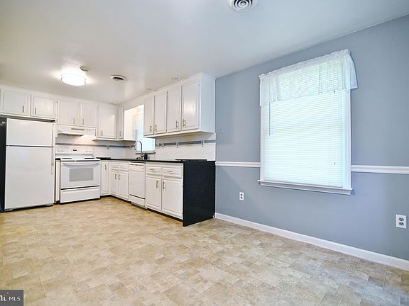5th image of 141 N Loudoun St