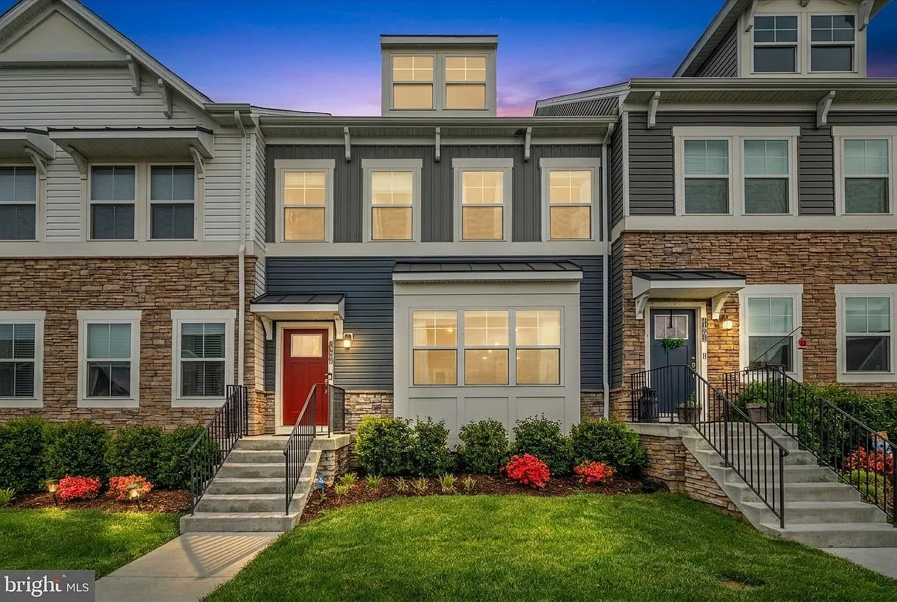 3 bed, 3.5 bath, 2714 sqft, $3,000 — Photo 1