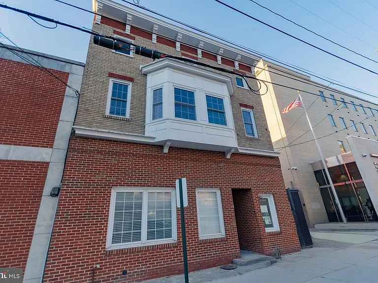 215 King St W #B — Photo 37
