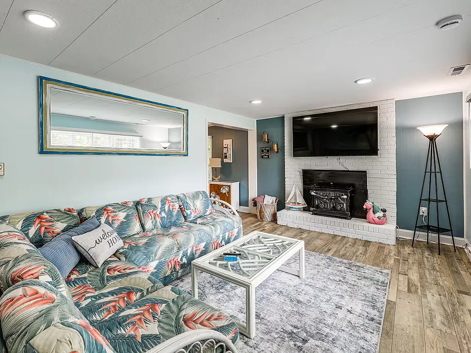 77 Newport Dr