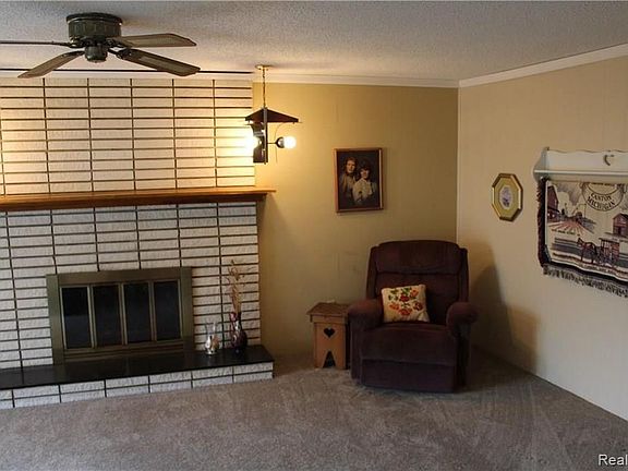 3rd image of 39752 Edmundton Dr