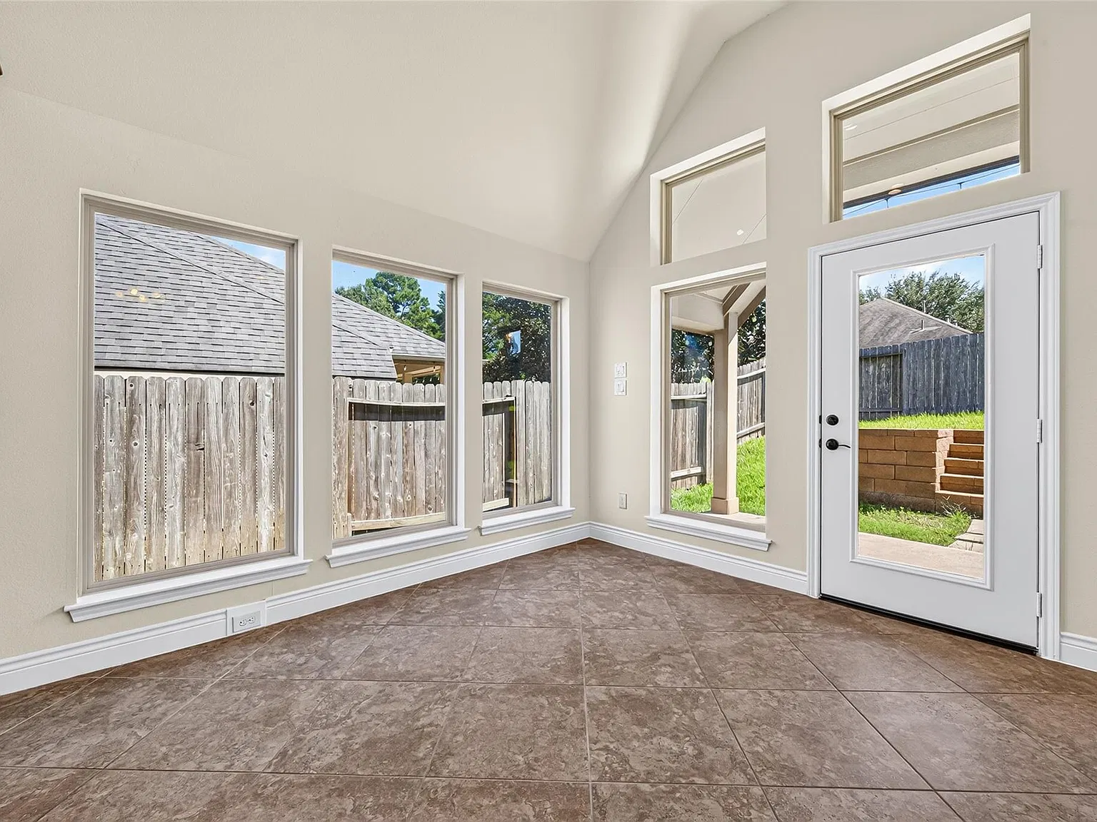 4 bed, 3.0 bath, 2725 sqft, $3,075 — Photo 3
