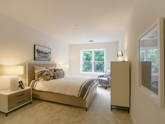 4th image of 22 Farmstead Ln