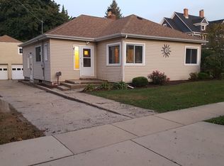214 Pleasant St, Woodstock, IL 60098