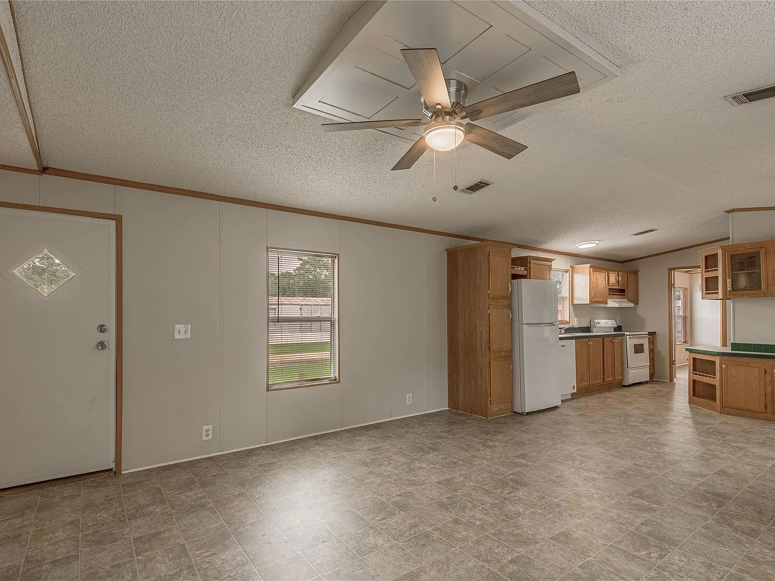3 bed, 2.0 bath, 1216 sqft, $950 — Photo 2