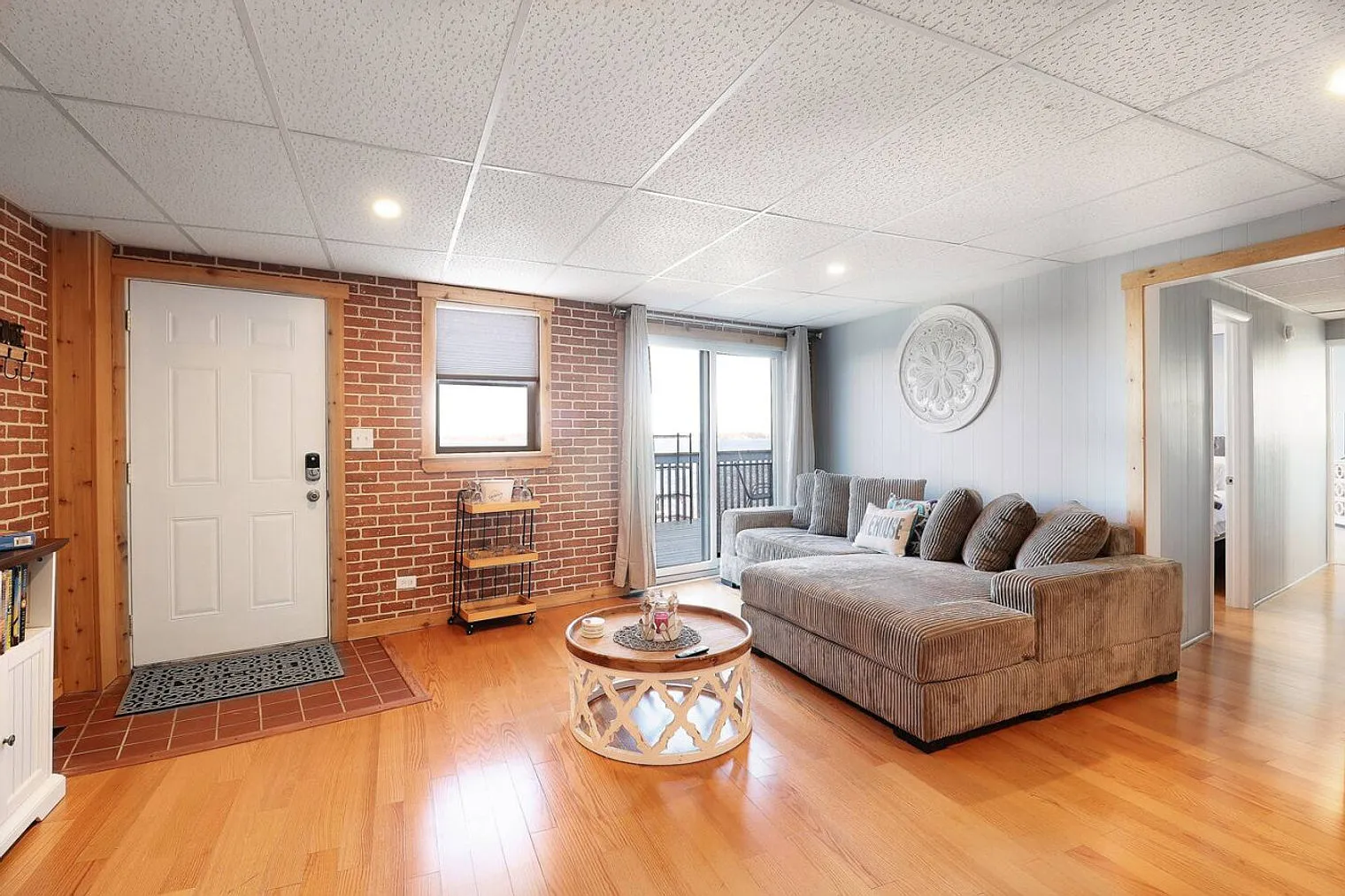 3 bed, 2.0 bath, 893 sqft, $4,410 — Photo 1