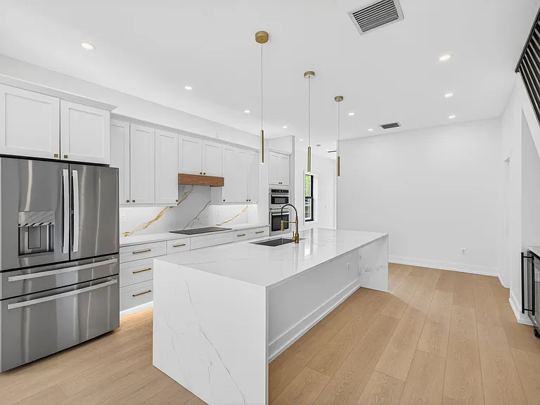 507 SW 11th St — Photo 12