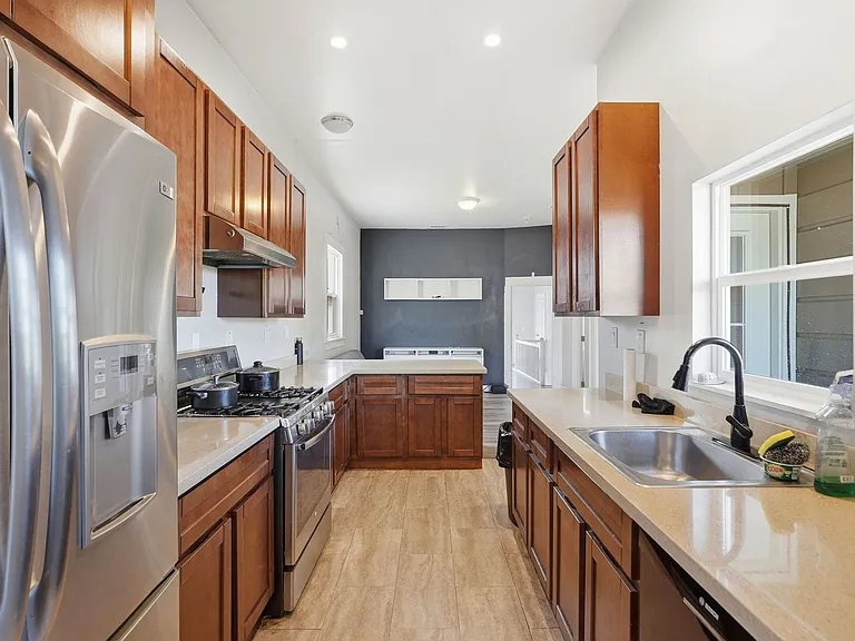 2533-2535 Filbert St — Photo 10
