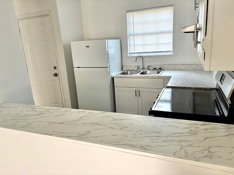 Spacious & clean two bedroom unit in a quiet, safe and well maintained building. — Photo 2