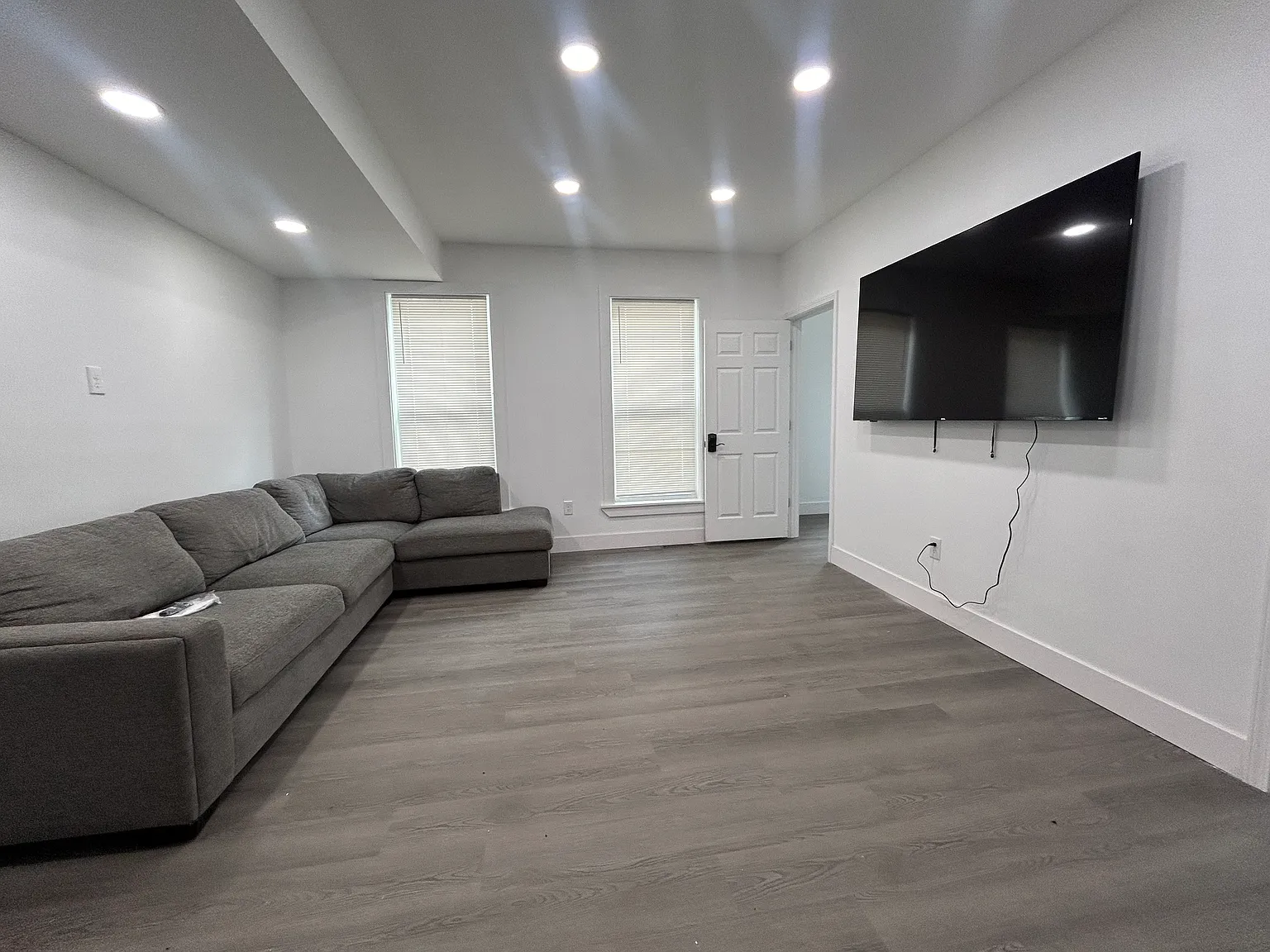 10 bed, 4038 sqft, $8,000 — Photo 2