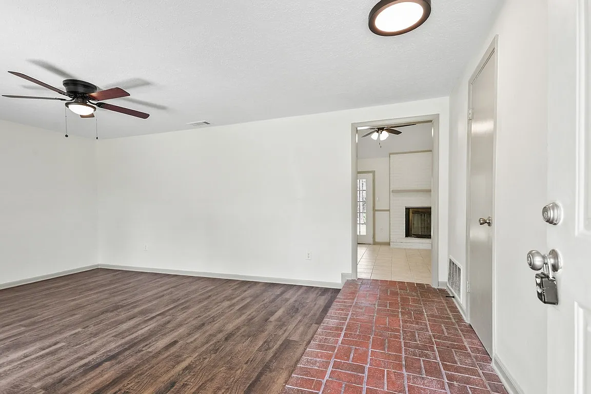 102 Mulberry Way — Photo 2