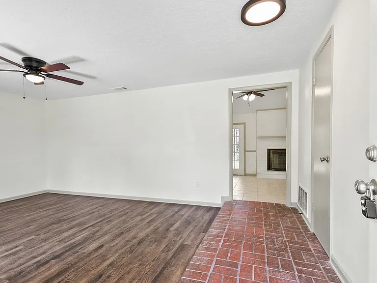 102 Mulberry Way — Photo 2