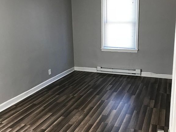 Larger bedroom w/ ceiling fan