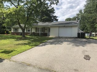 8 Twin Oaks Dr, Brockton, MA 02302