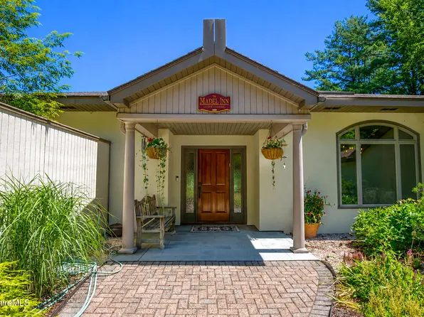 14 Fairway Dr, Lenox, MA 01240