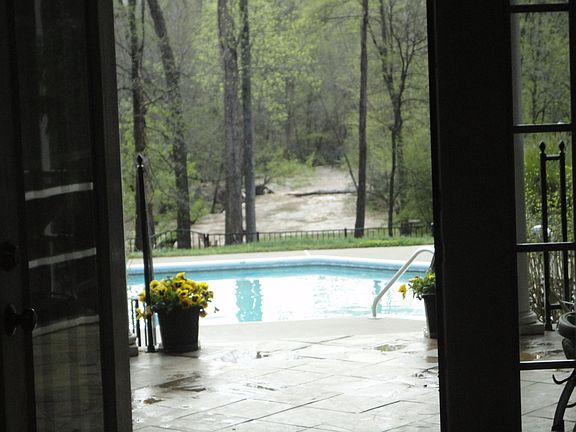 3rd image of 122 Creek Side Dr