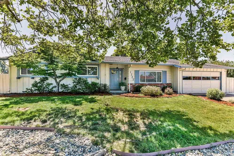1735 Carriage Dr photo 1