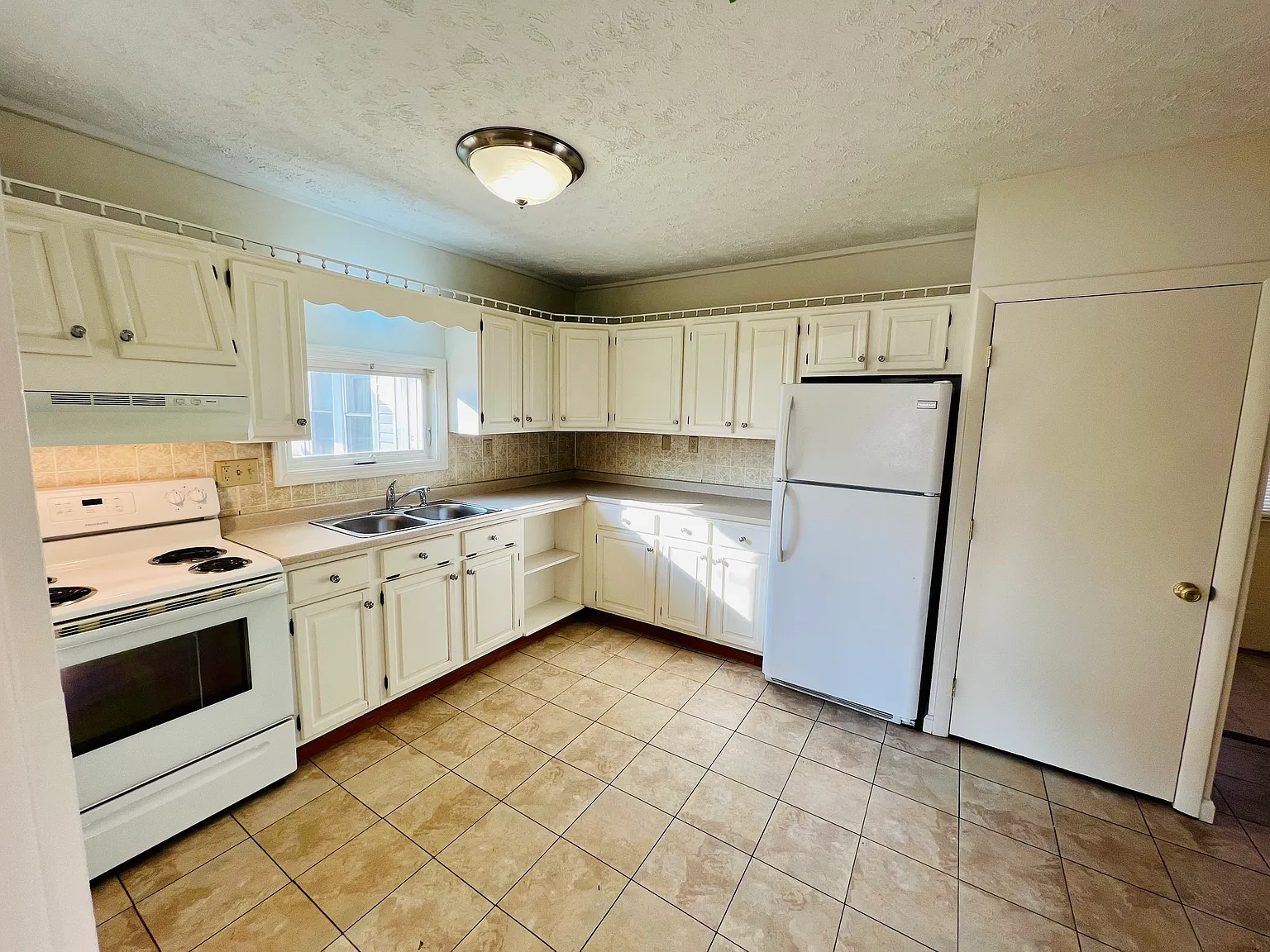 3 bed, 1.5 bath, $2,995 — Photo 2