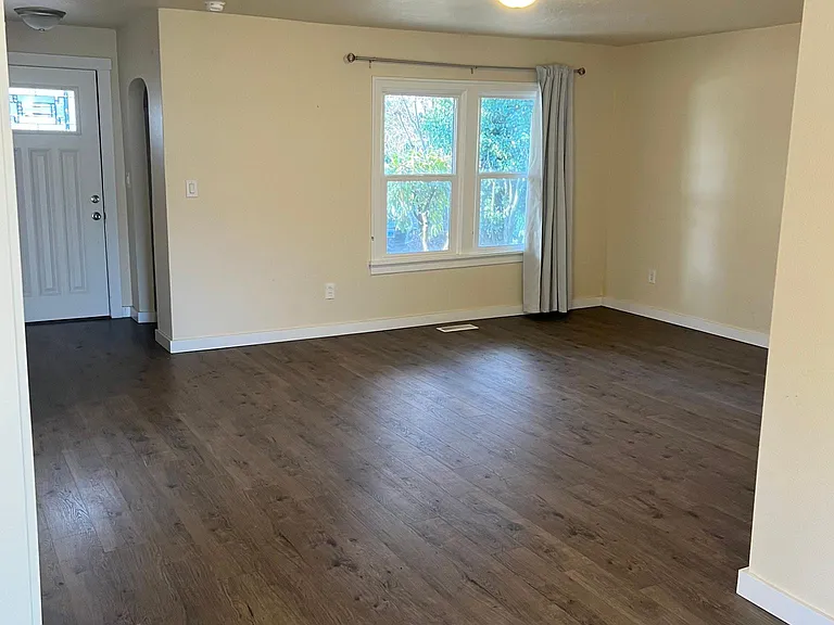 674 Illinois Ave NE — Photo 6