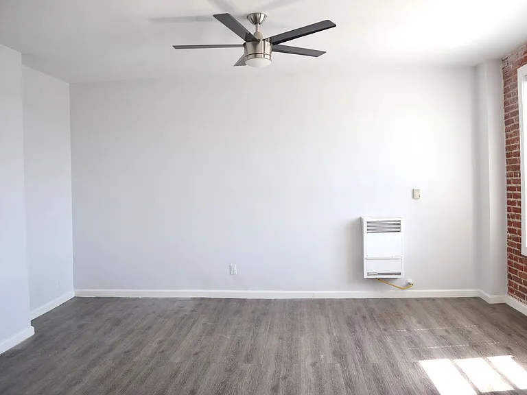 St. Charles Studio Apartments — Photo 12