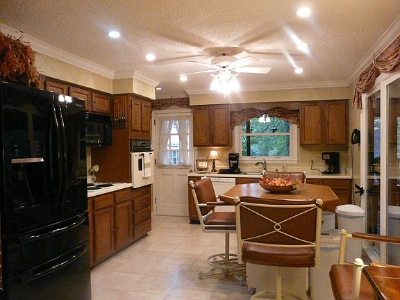 Kitchen w/Eat-in Area