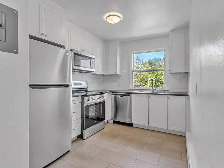389 Yonge St #401-3 — Photo 1