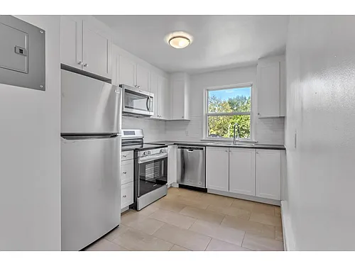 389 Yonge St #401-3 Photo 1