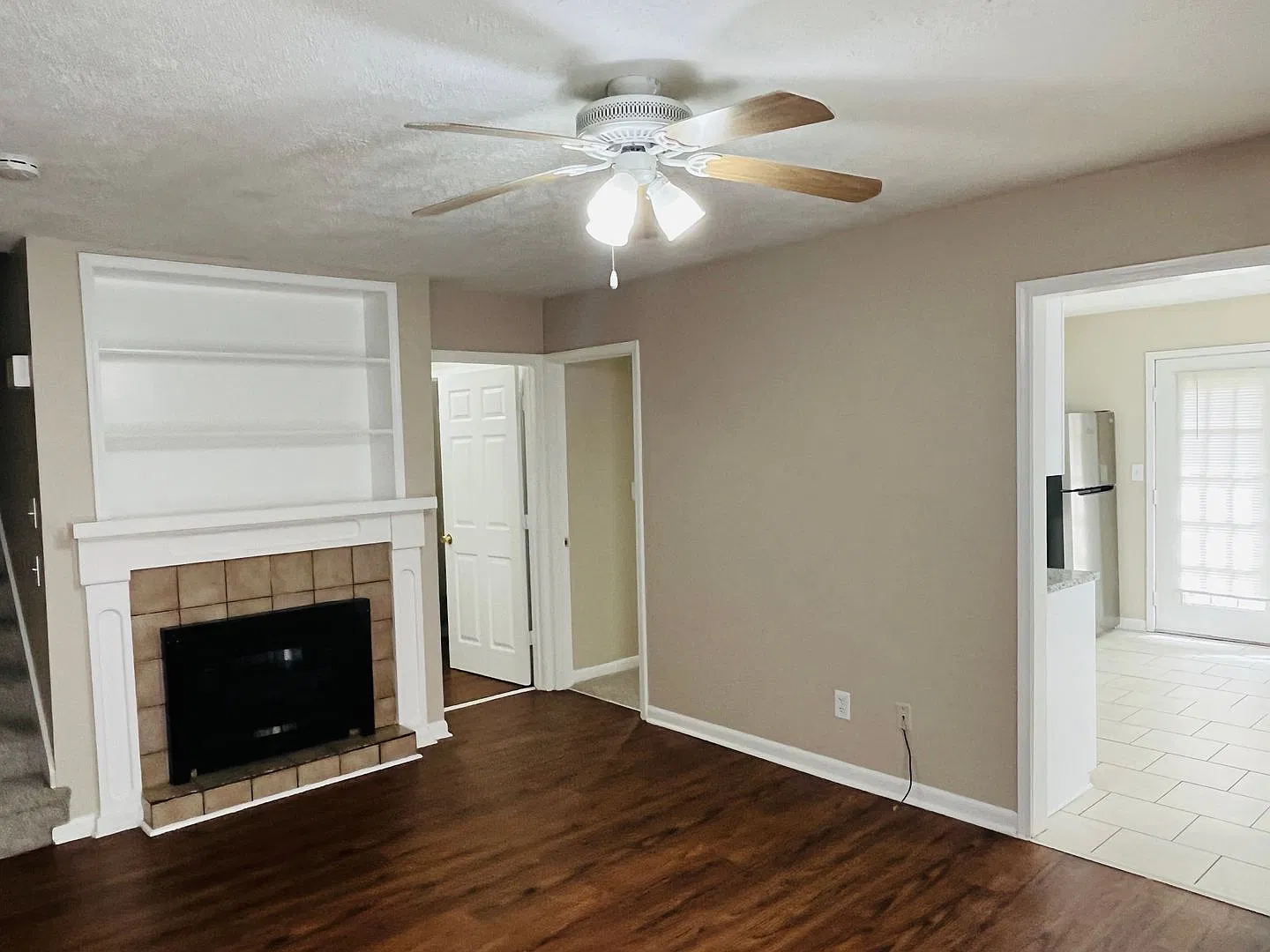 Corner unit, parking for 2 cars, LVP flooring, newly renovated, large kitchen, huge master suite,... — Photo 3