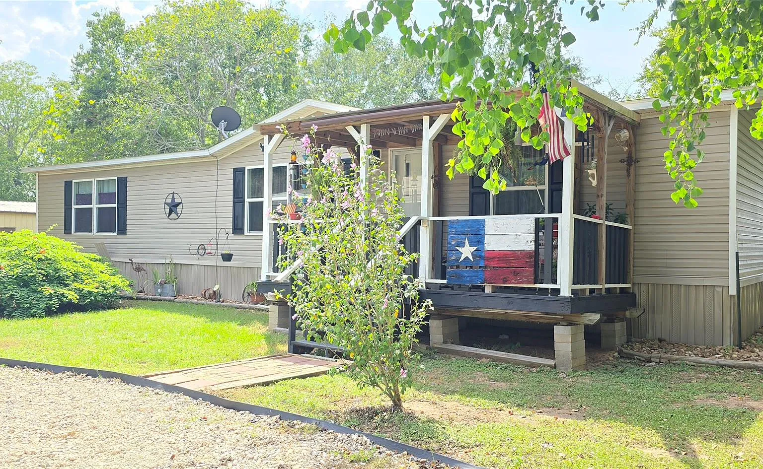 3 bed, 2.0 bath, 1456 sqft, $1,750 — Photo 1